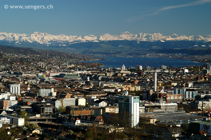 Stadt Z�rich, der Z�richsee und die Alpen 
      700 x 465