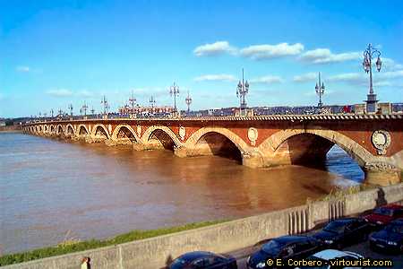 Bordeaux, Pont de Pierre 
      (450 x 300 Pixel, ipeg)